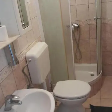 Apartment 2 - Double With Shared Bathroom 1 - 3 *