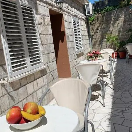 Apartment 2 - Double With Shared Bathroom 1 - 3 *